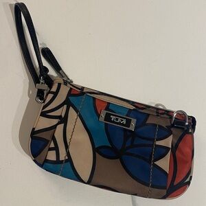Classic Tumi nylon wristlet, mini handbag…according to wear you clasp the strap